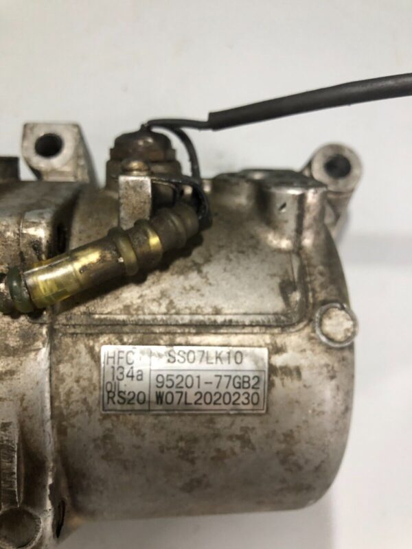 COMPRESSORE ARIA CONDIZIONATA SUZUKI JIMNY codice 9520177GB2 - immagine 2